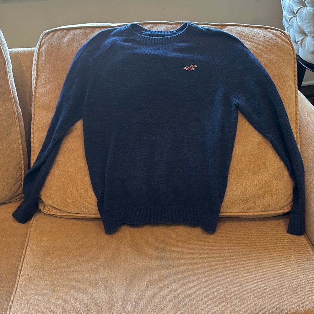 hi, i am selling a size larger navy blue crewneck sweater from hollister.